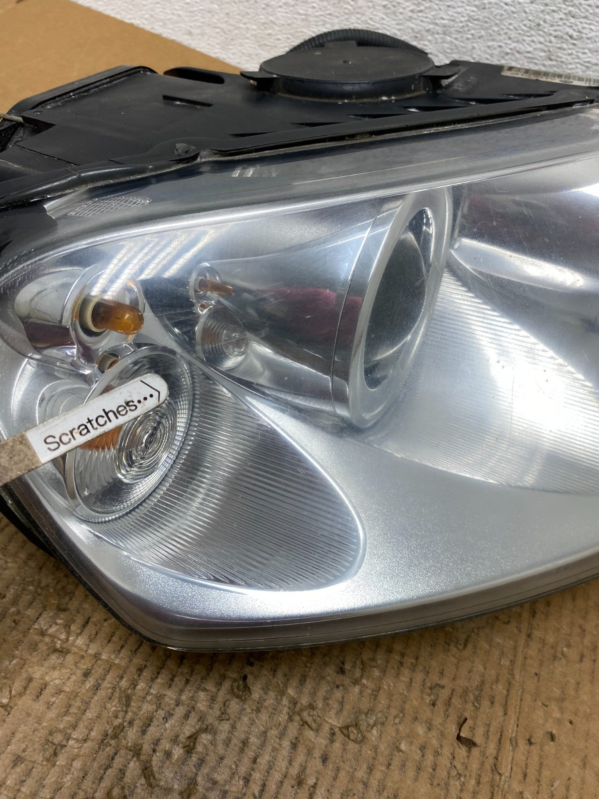 2004 to 2007 Volkswagen Touareg Right Passenger Halogen Headlight AE2785 DW3