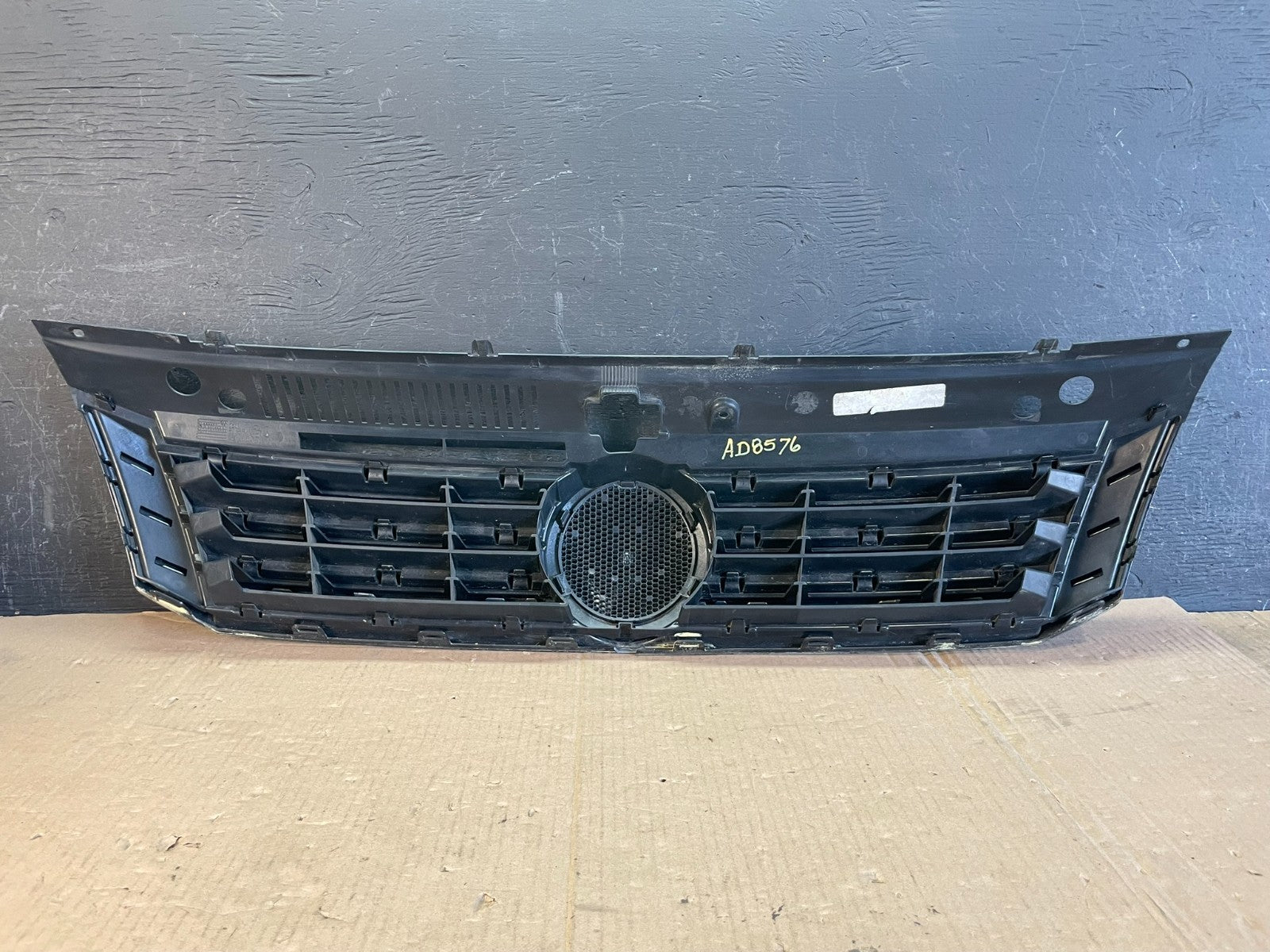 2016 to 2018 Volkswagen Passat Front Upper Grill Grille AD8576 DG3