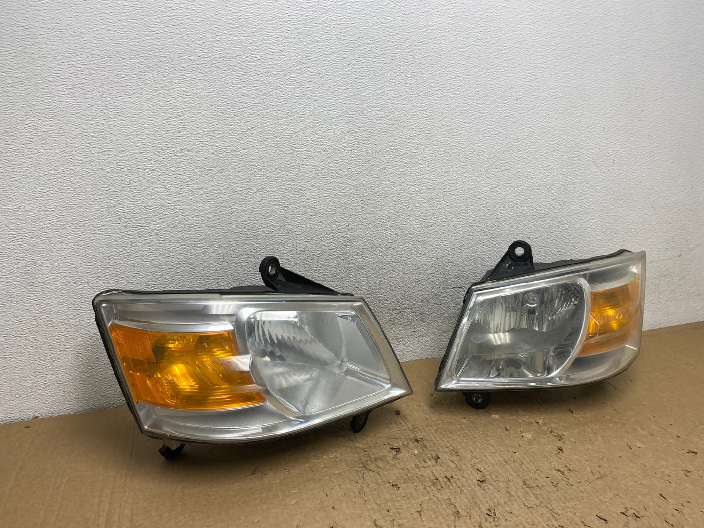 2008 to 2010 Dodge Caravan Left+Right Set Side Halogen Headlights AF8422 DW2