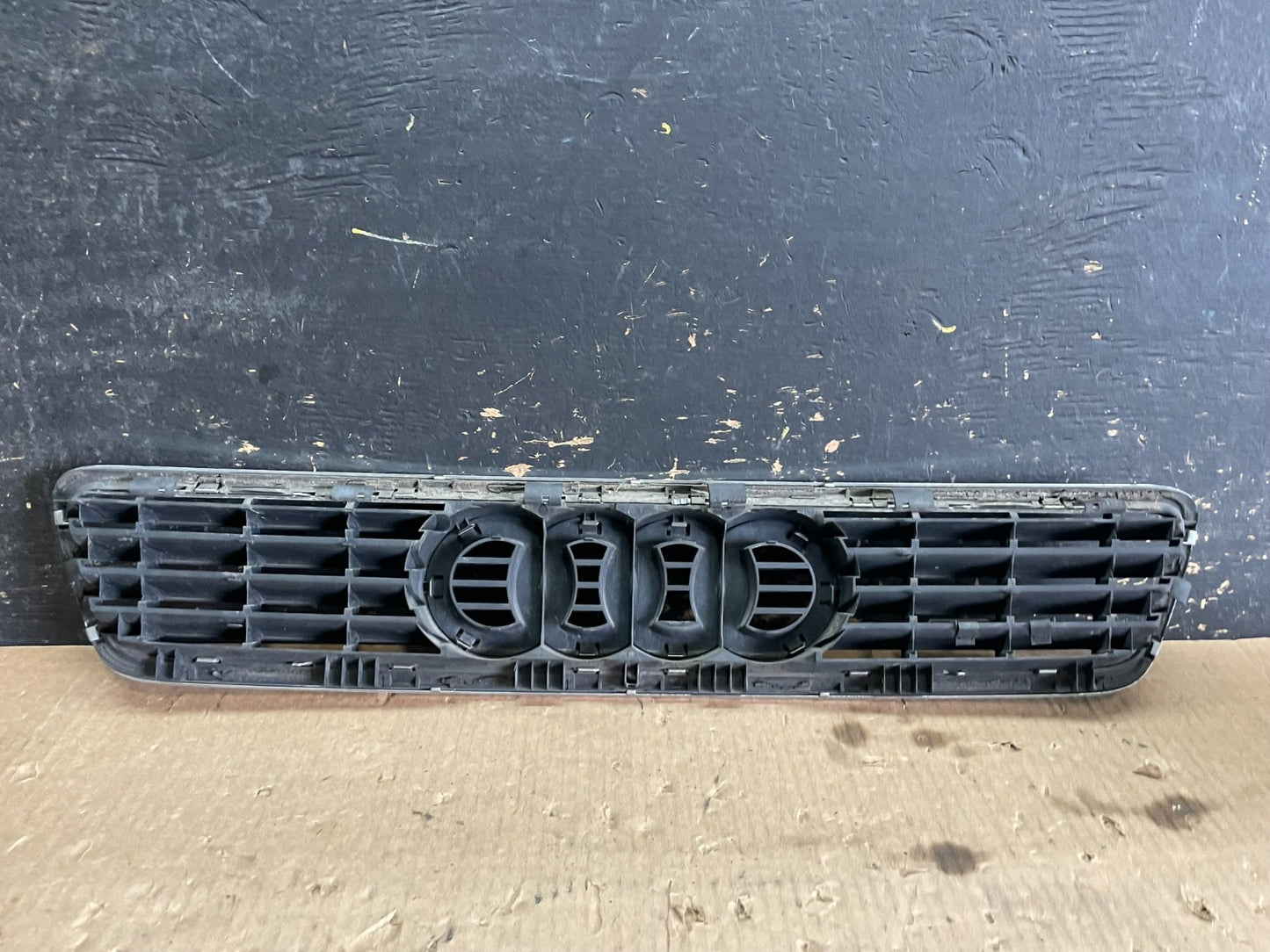 2000 to 2002 Audi A4 Upper Front Grill Grille OEM y9845 DG3