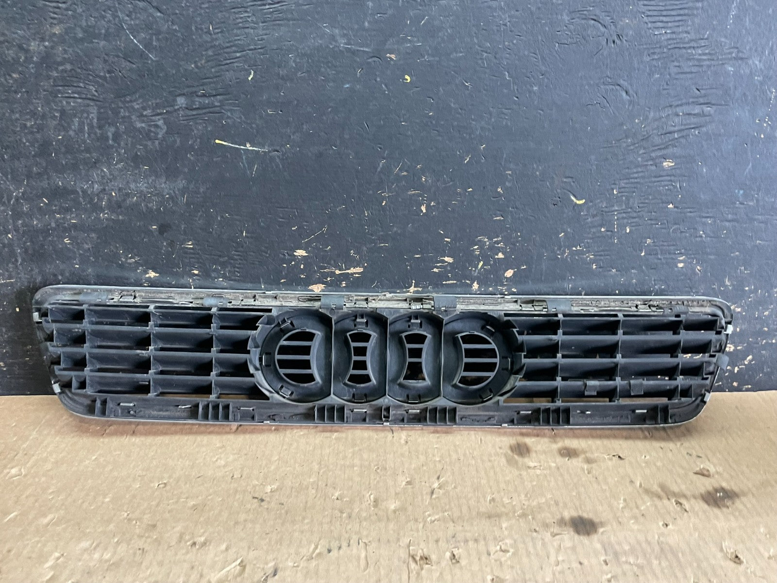 2000 to 2002 Audi A4 Upper Front Grill Grille OEM y9845 DG3