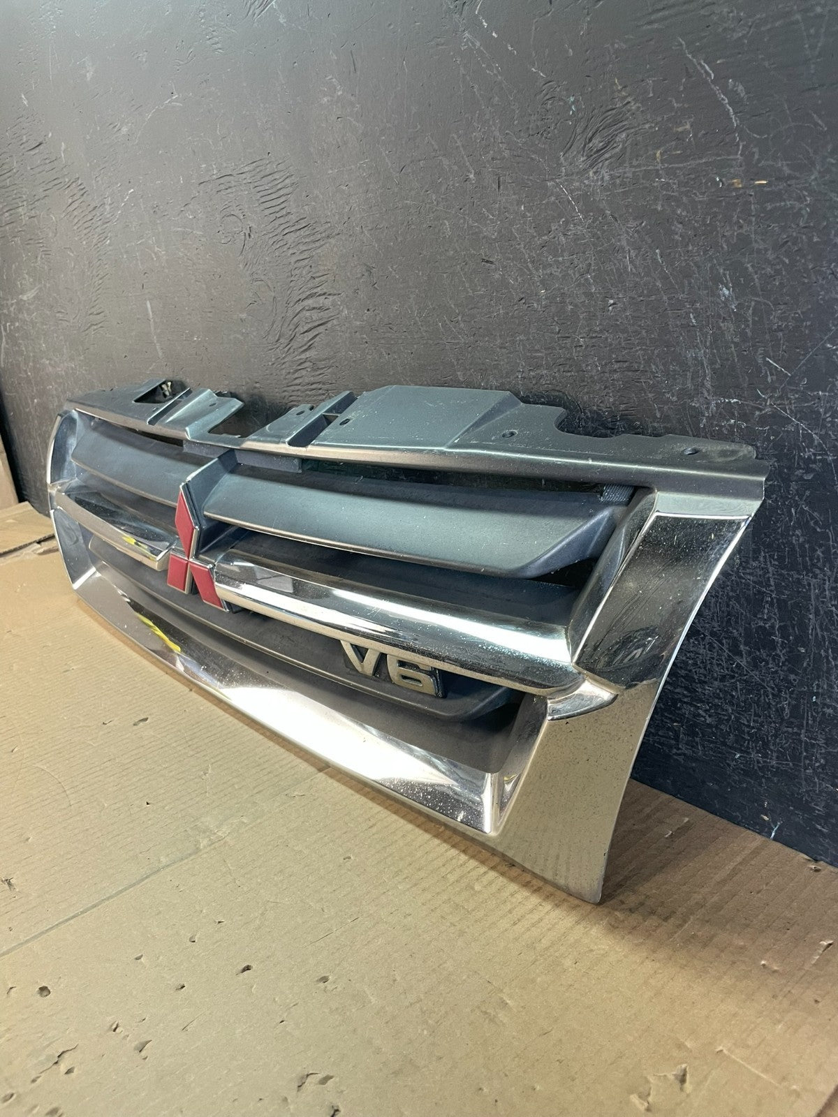 2001 2002 Mitsubishi Montero Front Upper Grill Grille AE3732 DG1