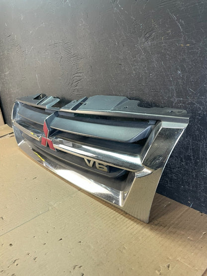 2001 2002 Mitsubishi Montero Front Upper Grill Grille AE3732 DG1