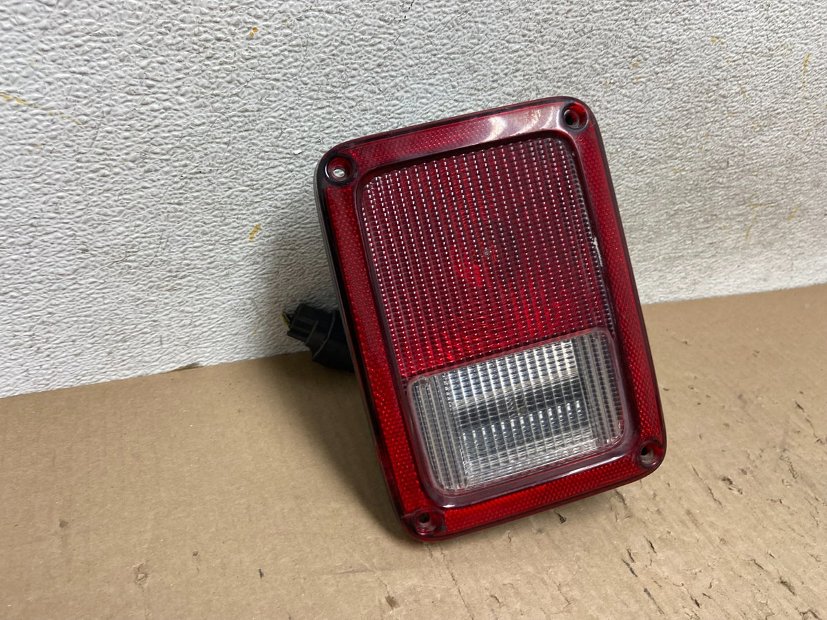 2007 - 2018 Jeep Wrangler Right Passenfer RH Side Tail Light AH6022 DG1