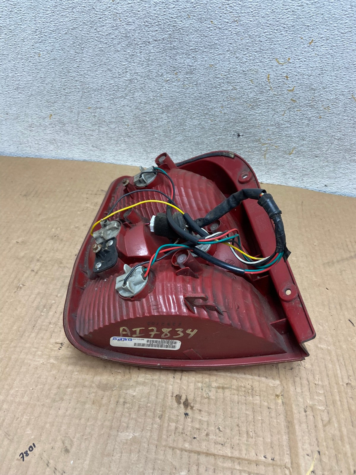 2003 2004 2005 Kia Sedona Right Passenger RH Side Tail Light AI7834 LK6