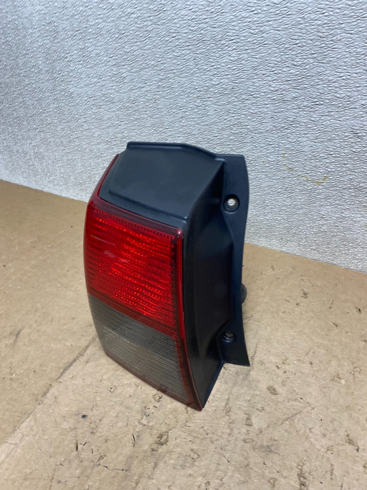 2006-2010 Mitsubishi Endeavor Left Driver Lh Tail Light Oem X2140 DW1