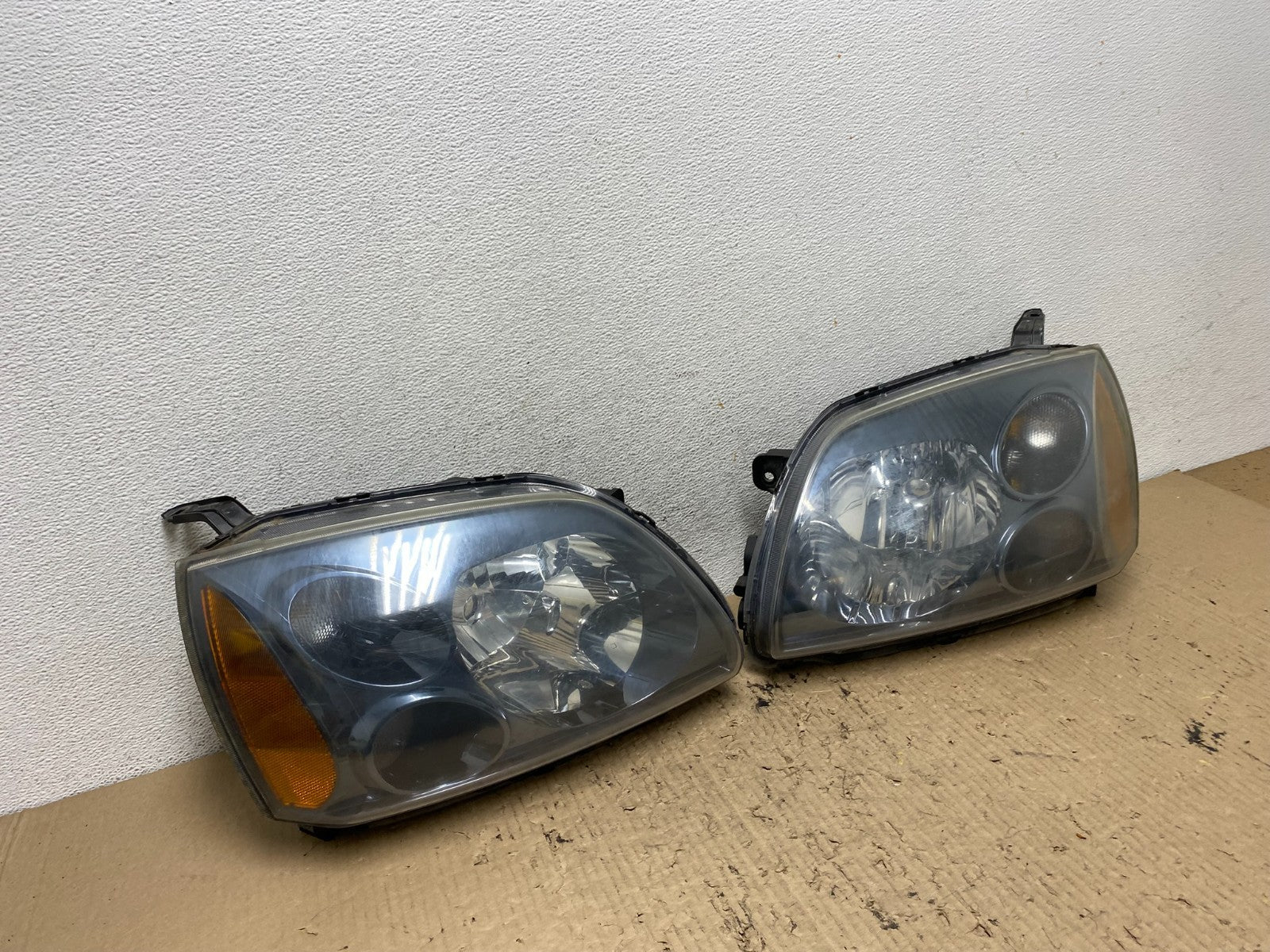 2004 to 2009 Mitsubishi Galant Left+Right Headlights Halogen AF7197 DW2