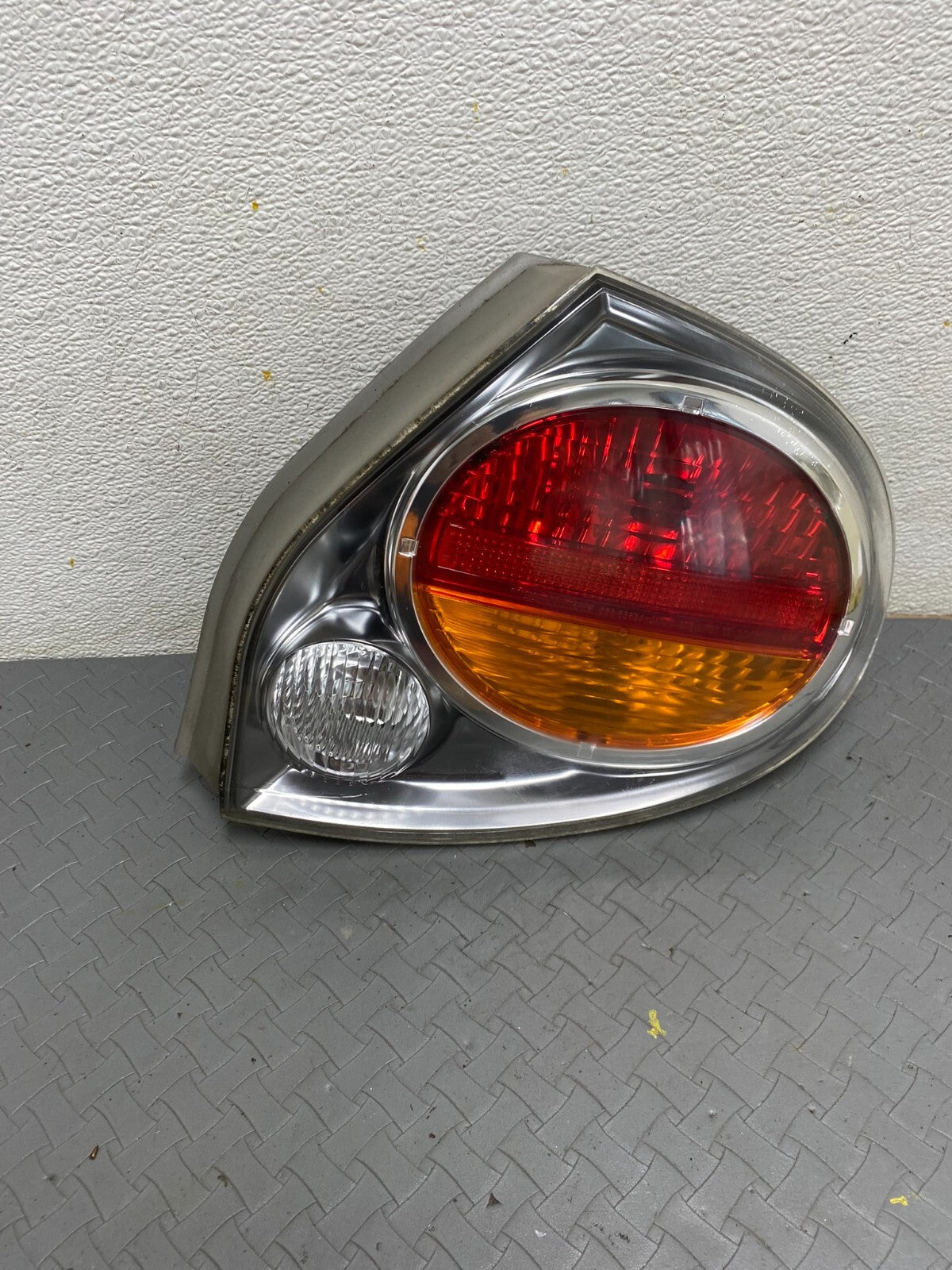 2002 2003 Nissan Maxima Right Passenger RH Side Tail Light A4266 DG10