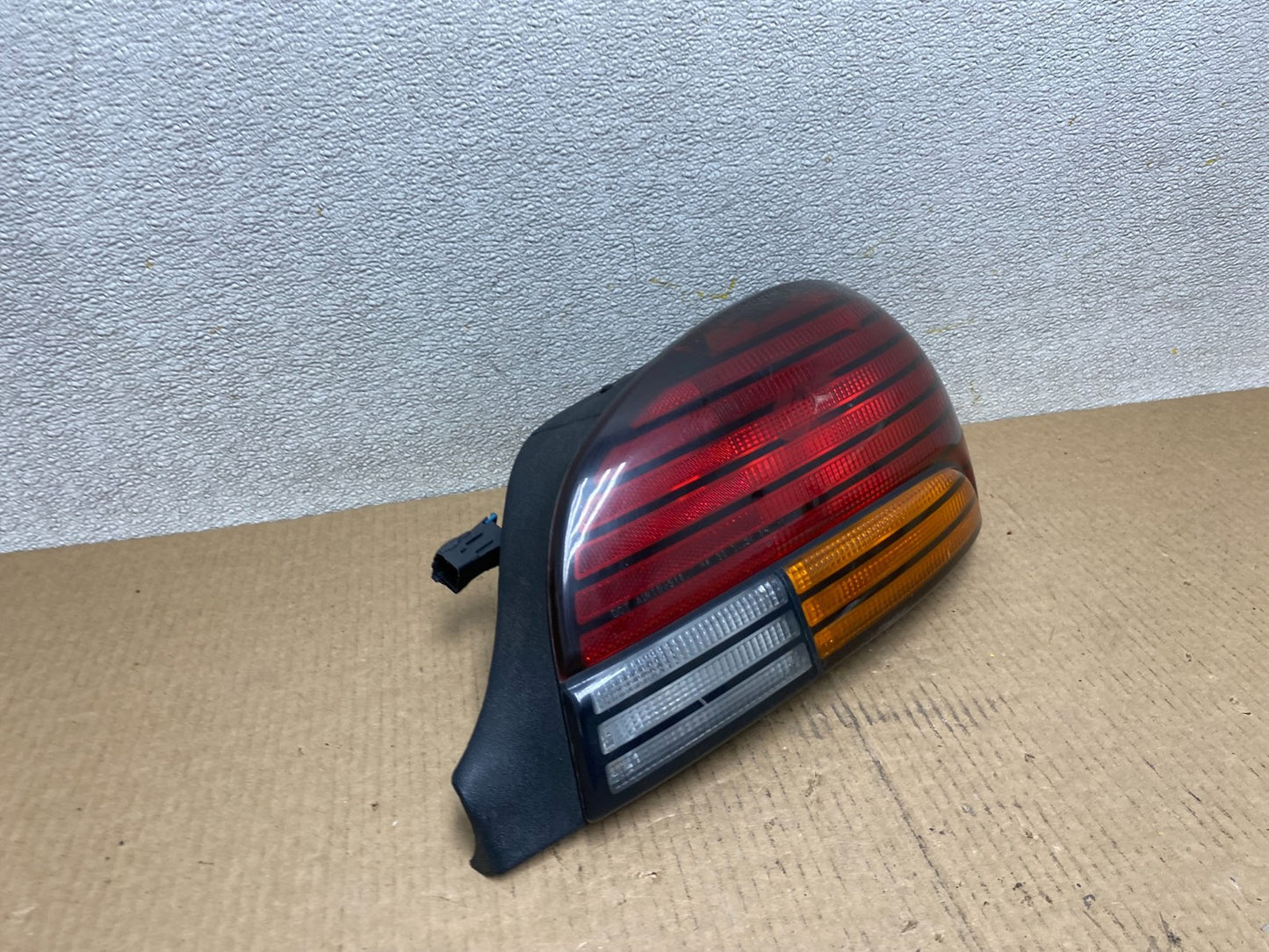 1996-1998 Pontiac Grand AM Right Passenger RH Side Tail Light OEM W3843 DW2