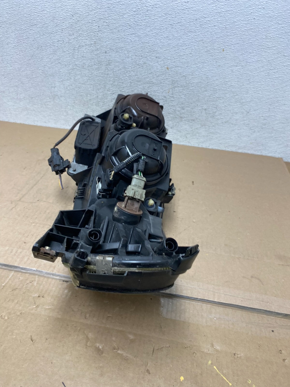 2001 to 2004 Volvo S60 Right Passenger Side Headlight Halogen AE6765 DW5