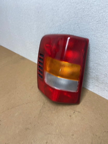 1999 - 2004 Jeep Grand Cherokee WJ Left Driver Lh Tail Light AE3105 LK1