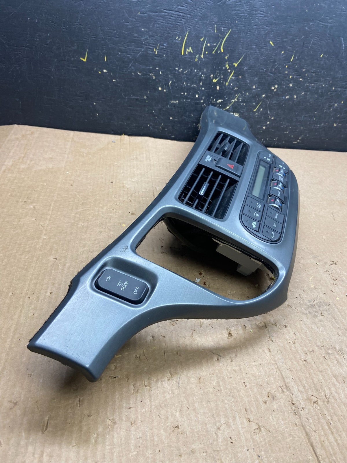 2005 to 2010 Honda Odyssey  Radio Climate Control Dash Trim Bezel Z4261 DG1