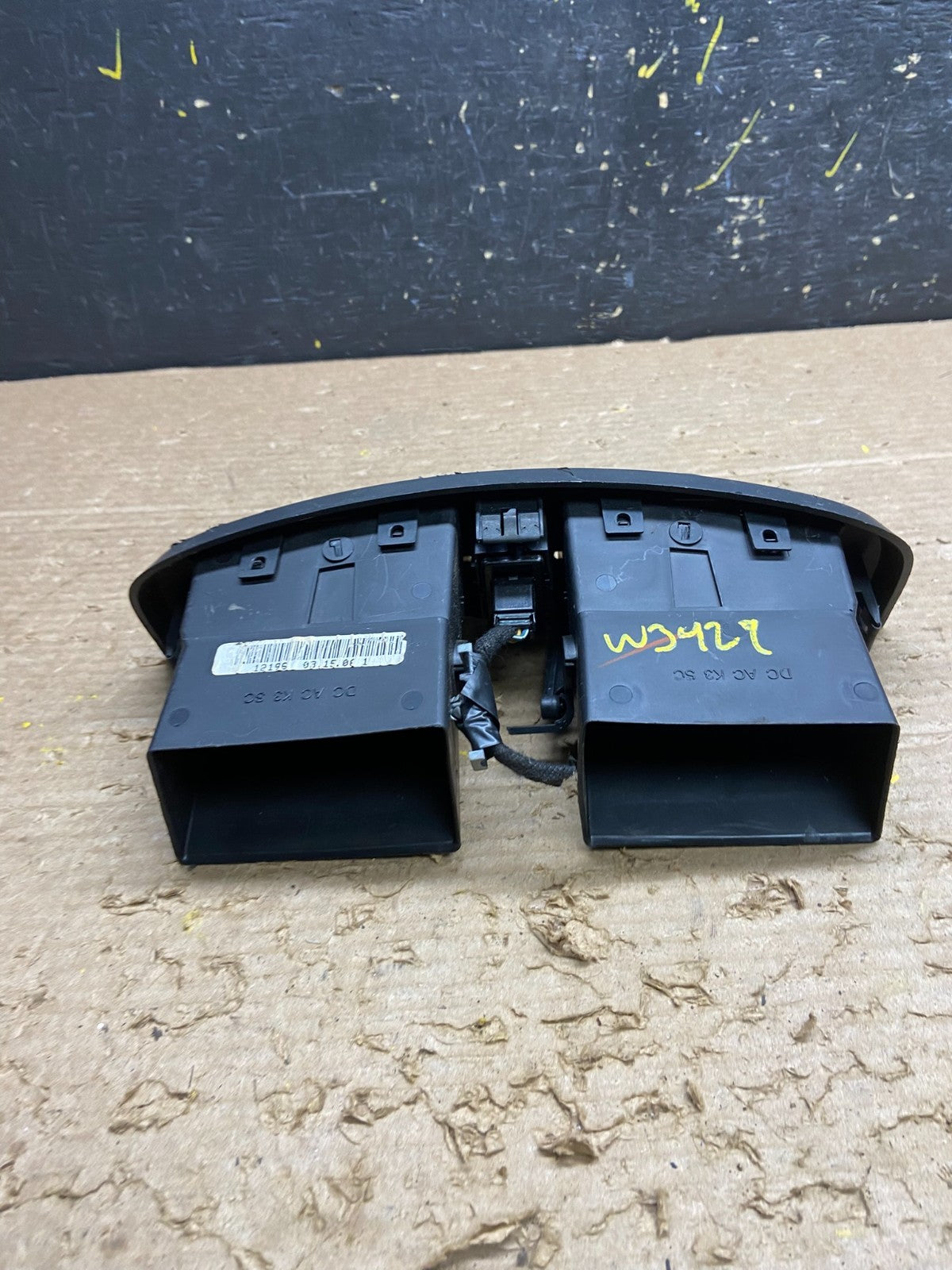 2004 to 2009 Cadillac SRX Front Center Dash A/C Air Vent W3429 DG3