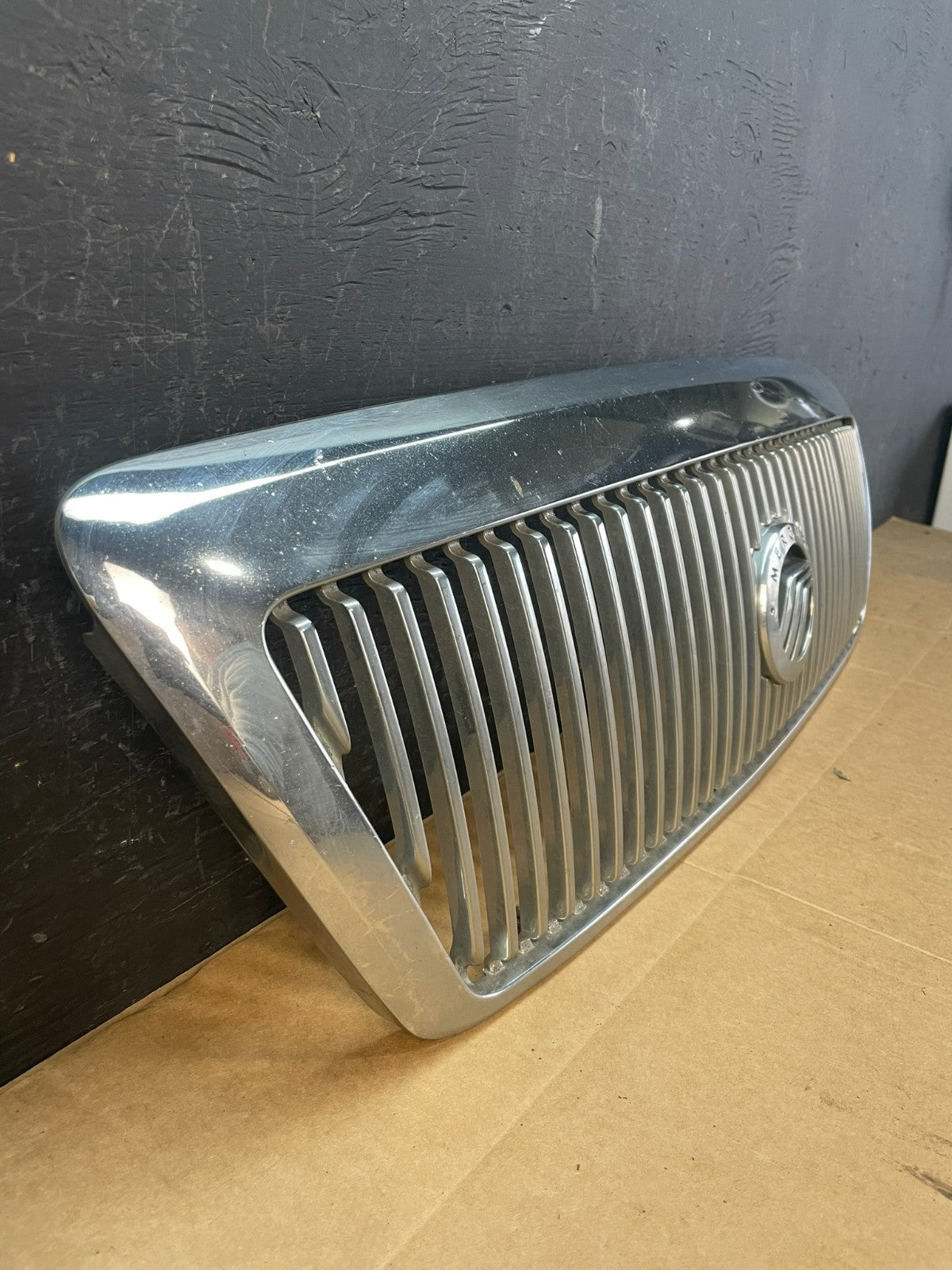 2003 to 2005 Mercury Grand Marquis Front Upper Grill Grille AC5076 DG2