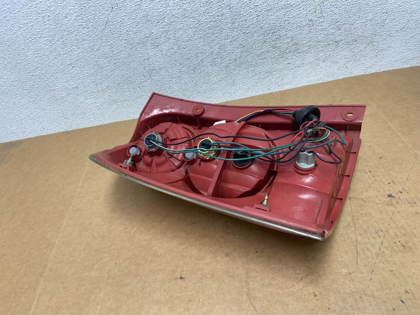 2004 to 2006 Mazda Mpv Right Passenger Side Tail Light AE2975 DG5