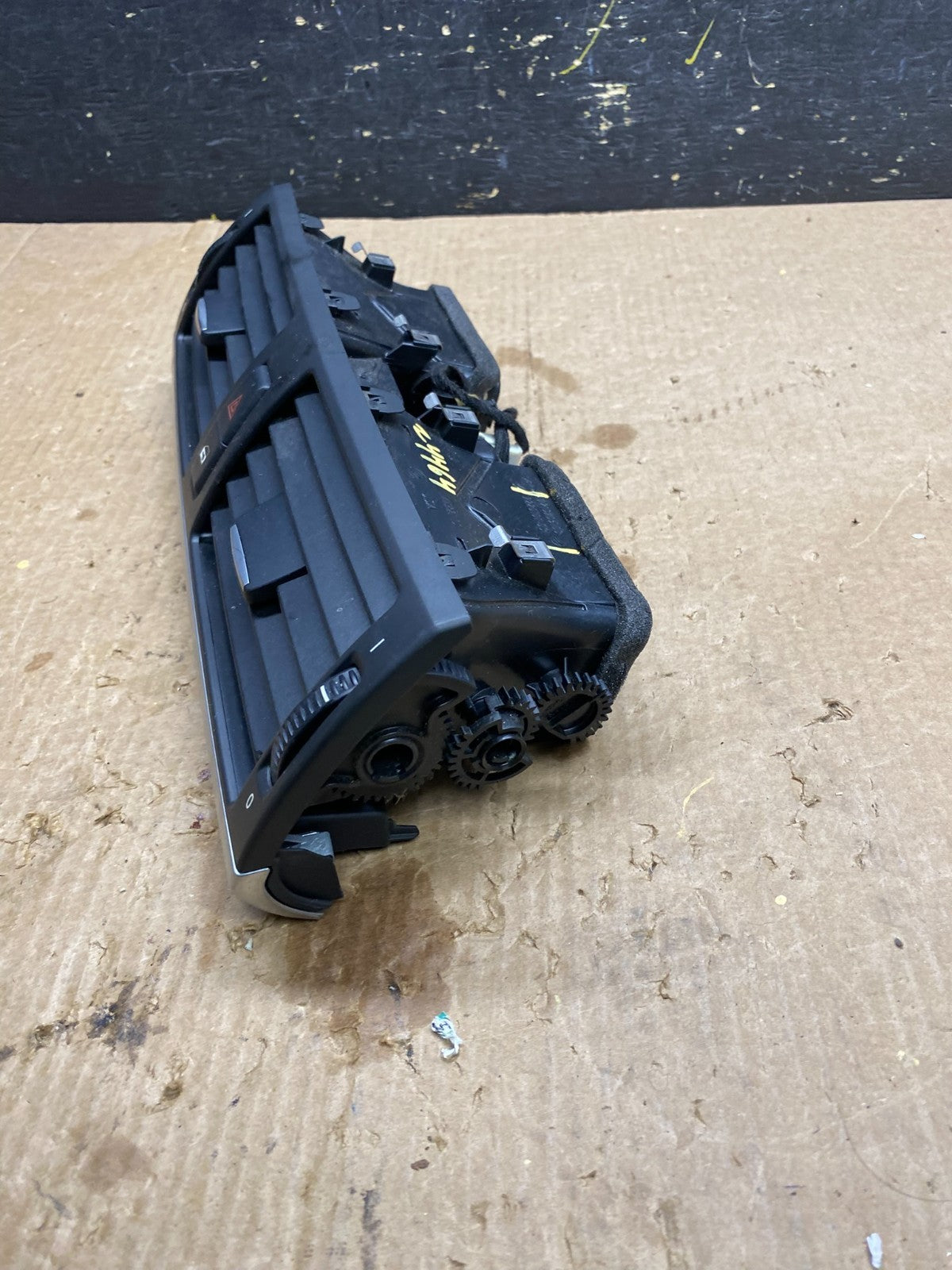 2010 to 2013 BMW X5 X6 Center Console Dash Air Vent OEM Z4464 DG2