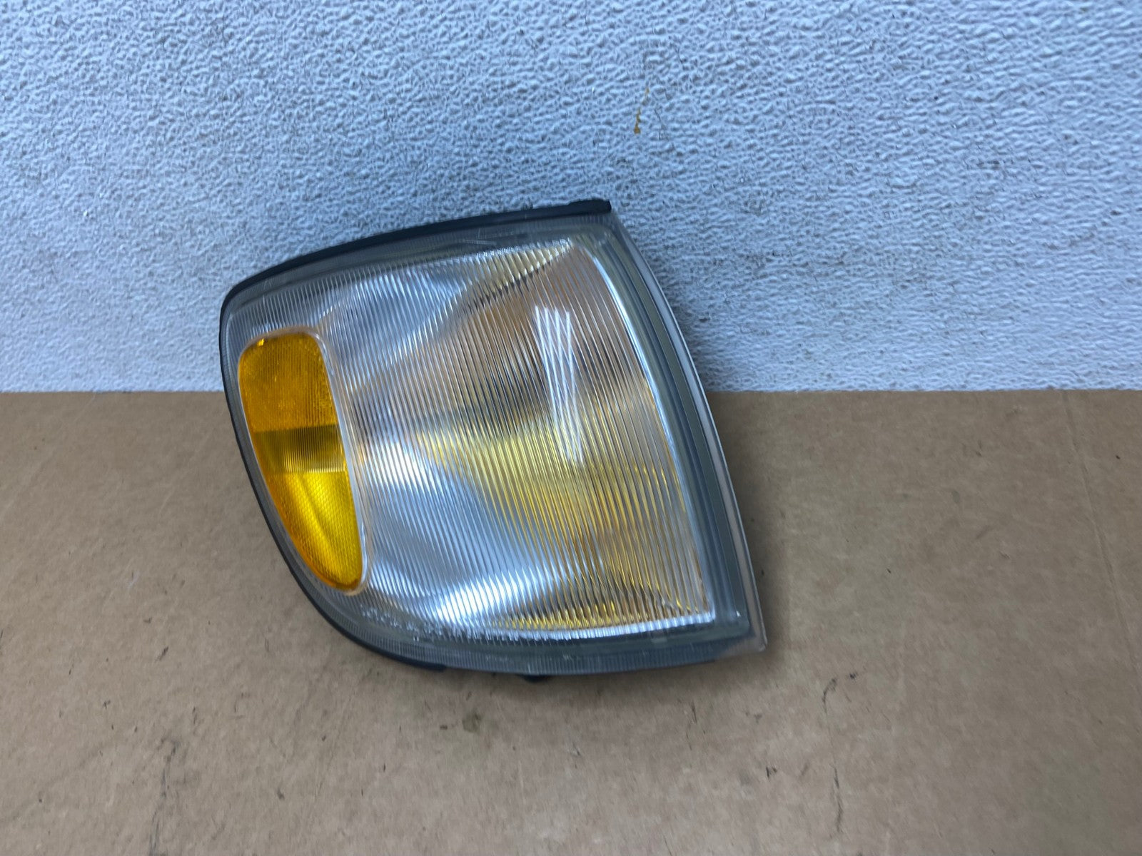 1998 to 2000 Toyota Sienna Right Turn Signal Side Marker Lamp AB2358 DW1