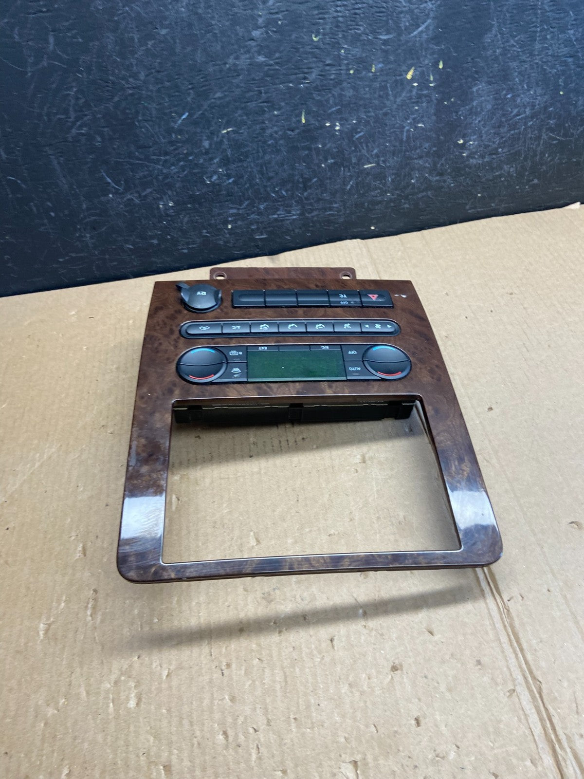 2005 to 2007 Ford Five Hundred Radio Climate Dash Bezel Surround AE4235 DG2