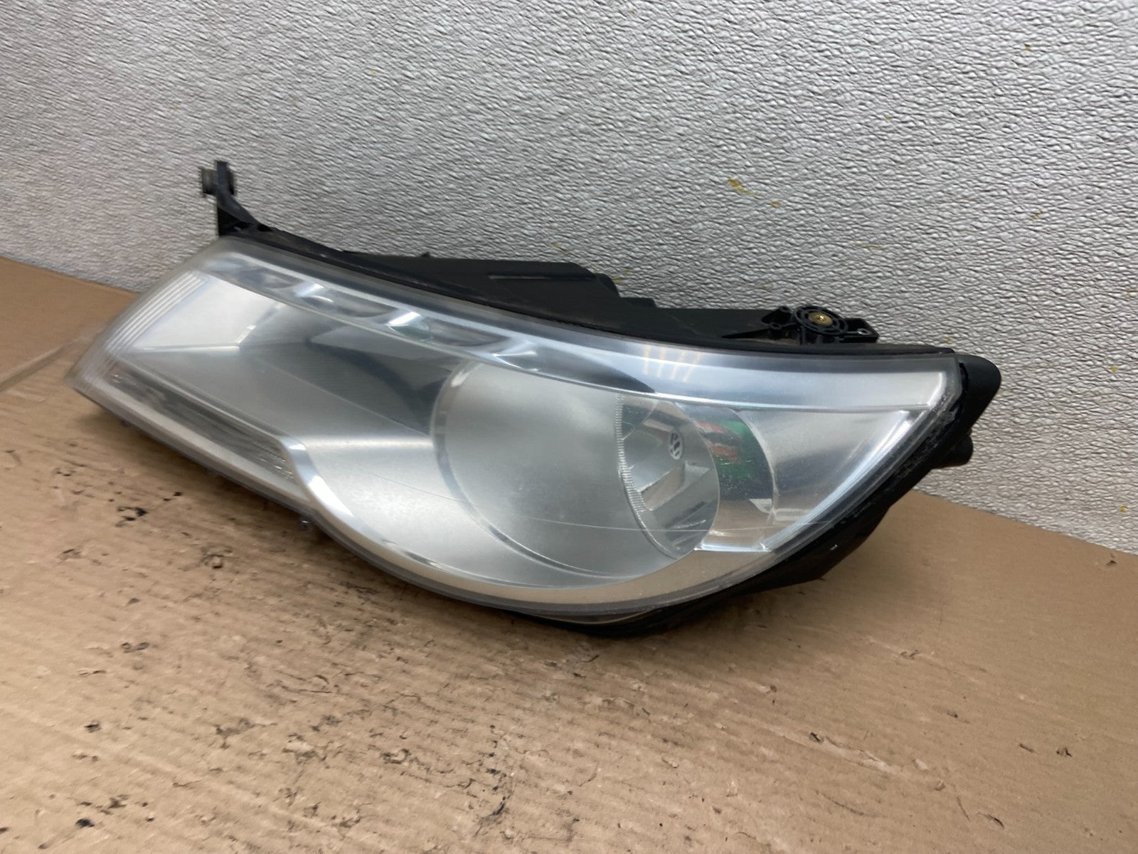 2009 to 2011 Volkswagen Tiguan Left Driver LH Halogen Headlight Oem AA9506 DW1