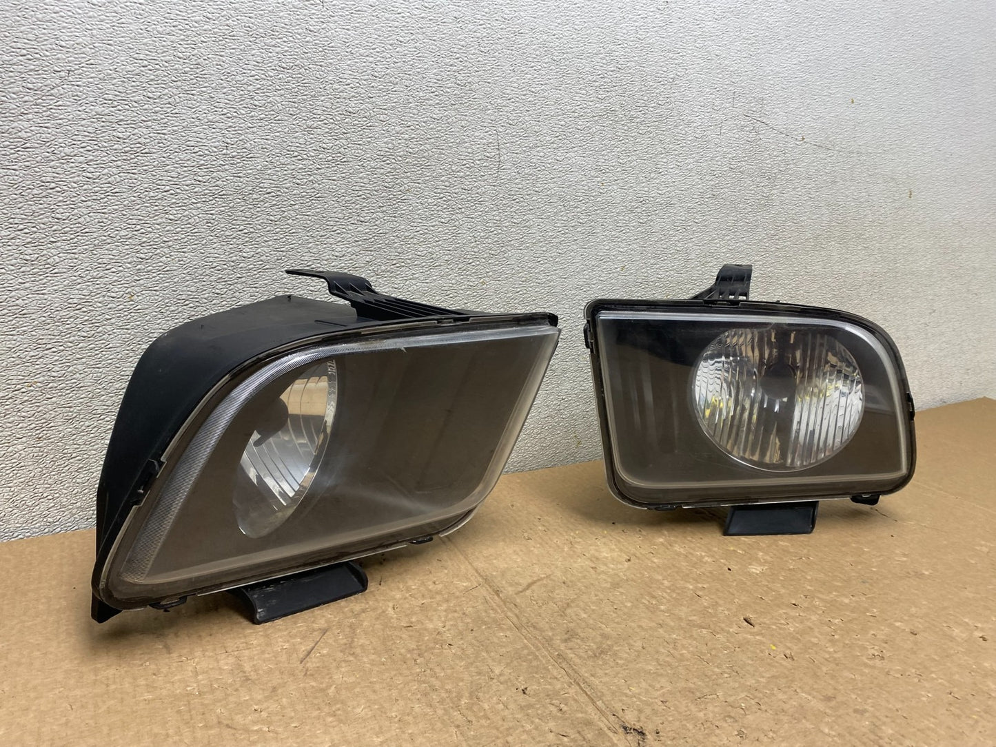 2005 to 2009 Ford Mustang Left+Right Set Side Black Halogen Headlights V3067 DW2