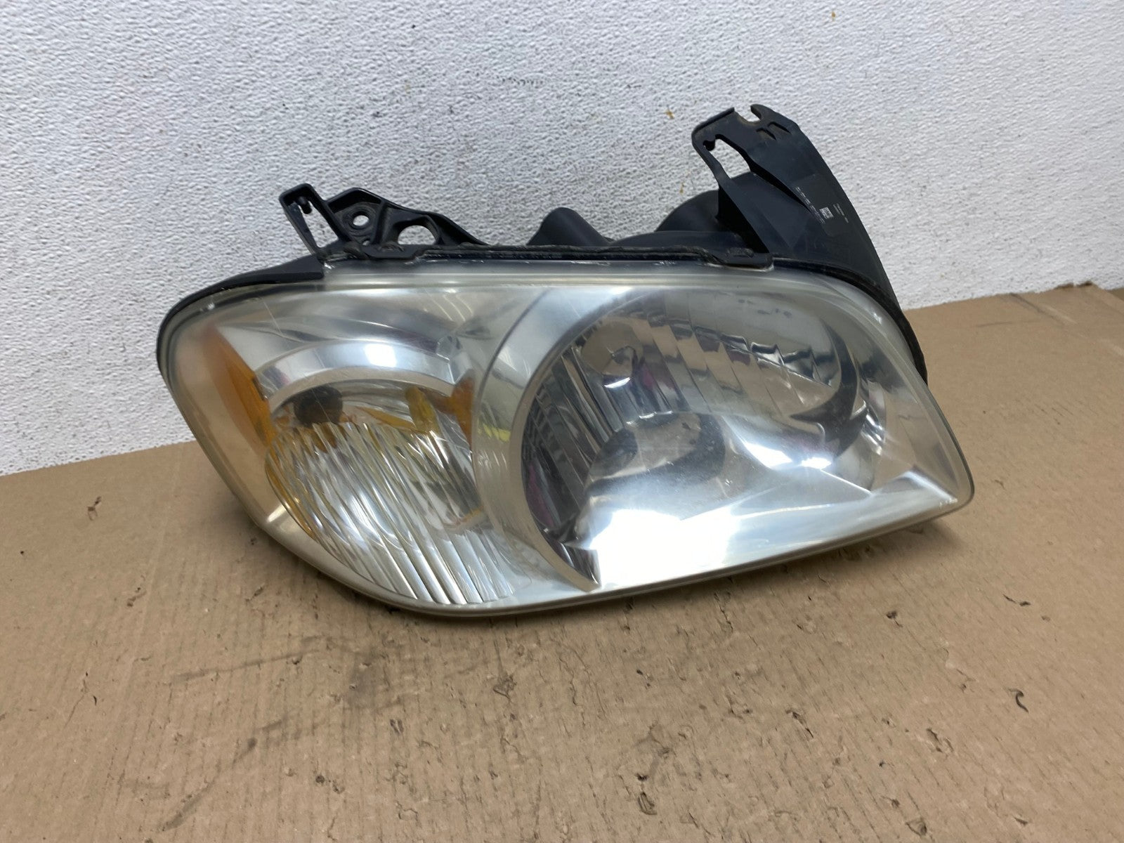 2005 - 2006 Mazda Tribute Right Passenger Rh Headlight AE8835 LK0