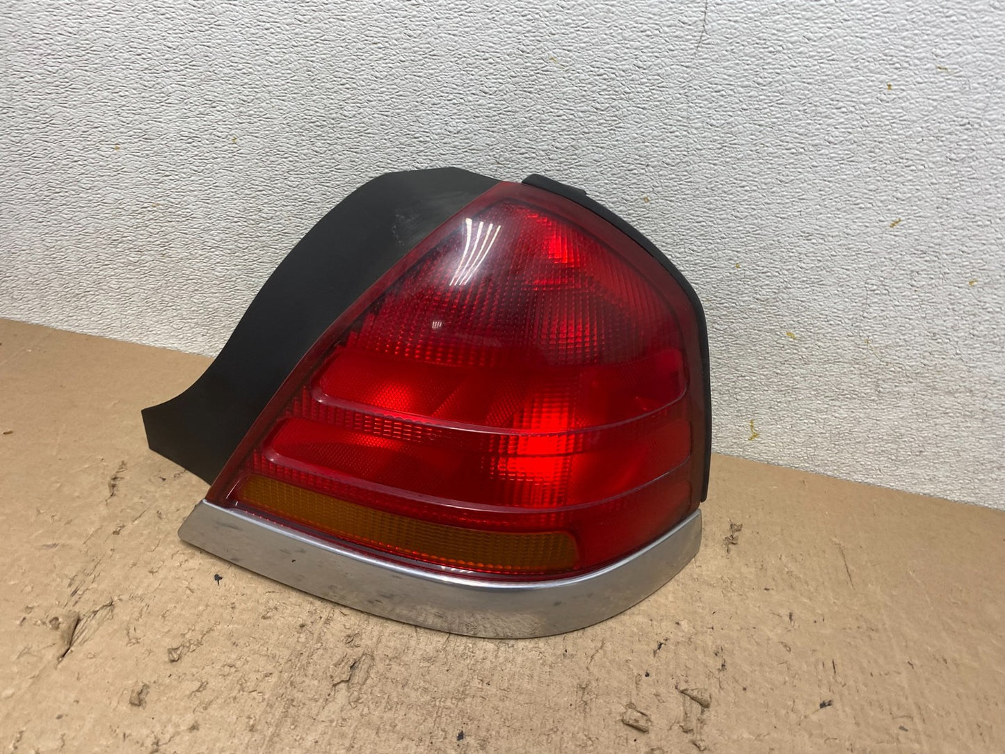 1998-2003 Ford Crown Victoria Right Passenger Rh Side Tail Light Oem Q3945 DW1