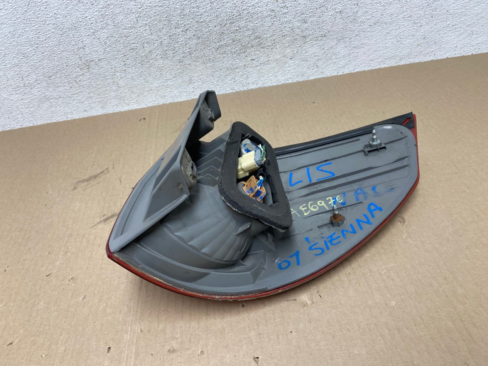 2006 to 2010 Toyota Sienna Left Driver LH Side Tail Light AE6976 LK6