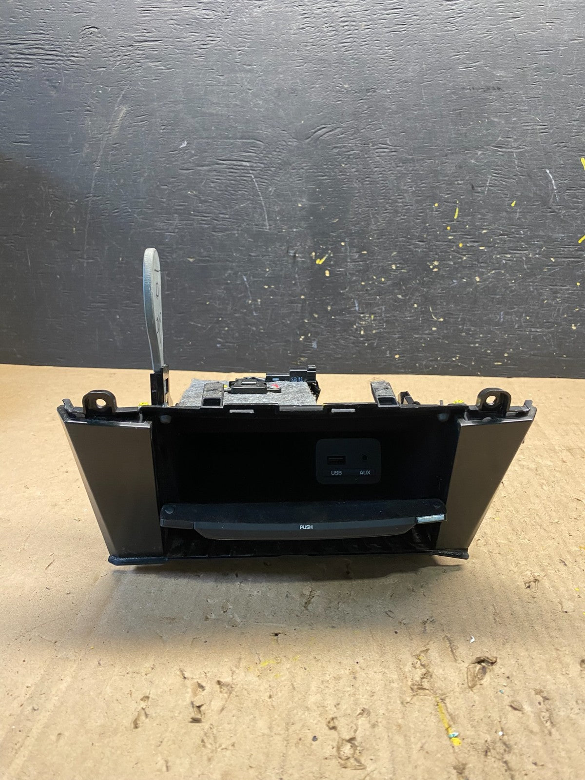 2014 to 2016 Hyundai Equus Lower Dash Pad Trim USB AUX Change Tray R8952 PS1