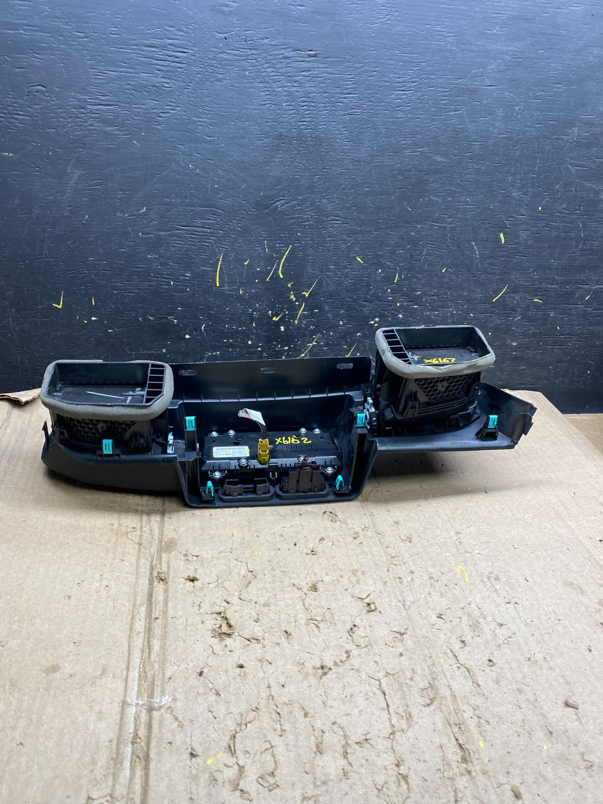 2020 to 2023 Ford  Explorer Console Radio Display Screen Air Vents Oem X6162 DG5