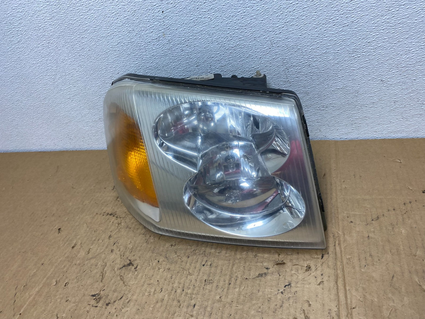 2002 to 2009 Gmc Envoy Right Passenger RH Side Headlight Halogen AC8166 DW1