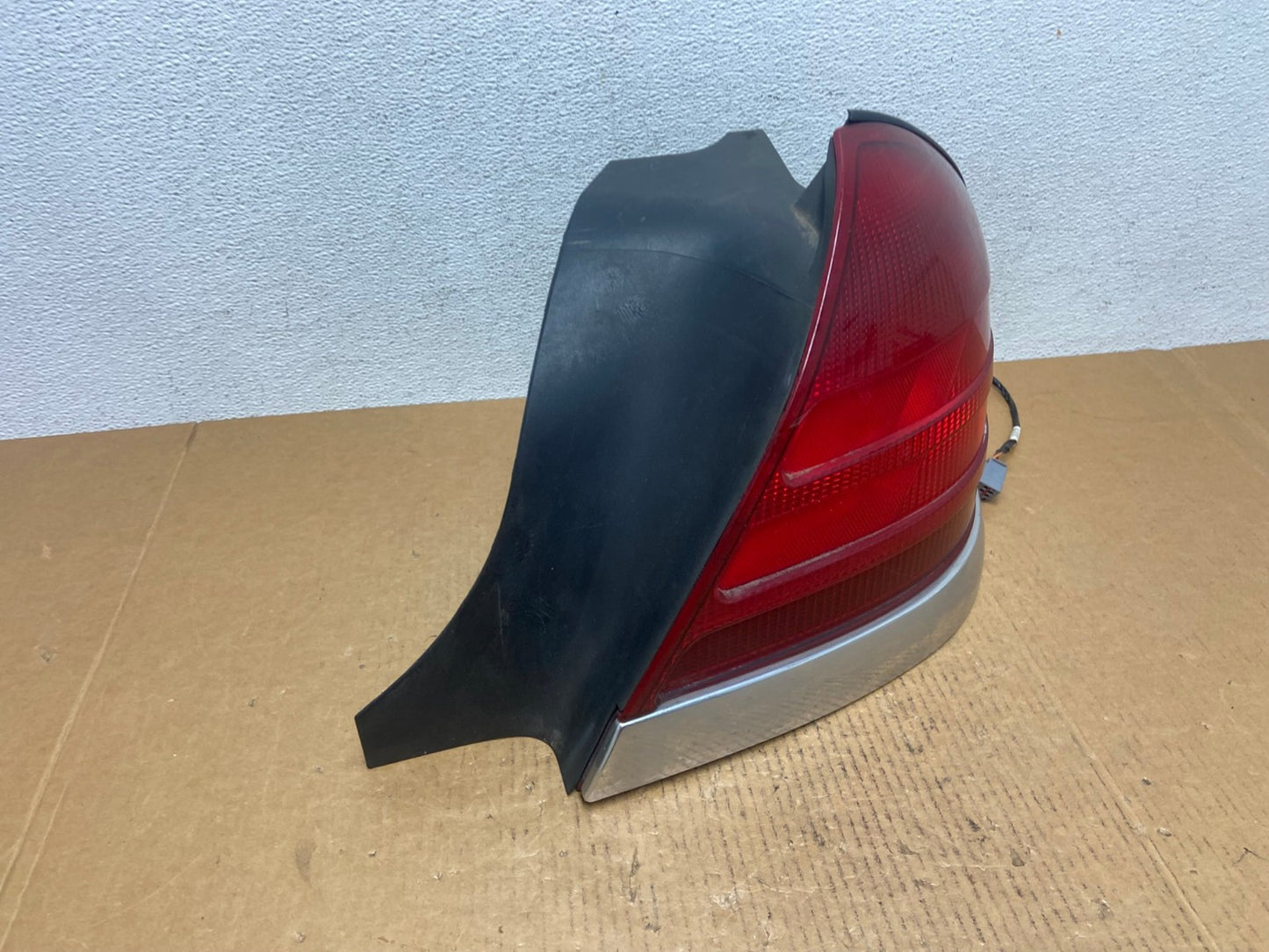 1998-2003 Ford Crown Victoria Right Passenger Rh Side Tail Light AE0441 LK2