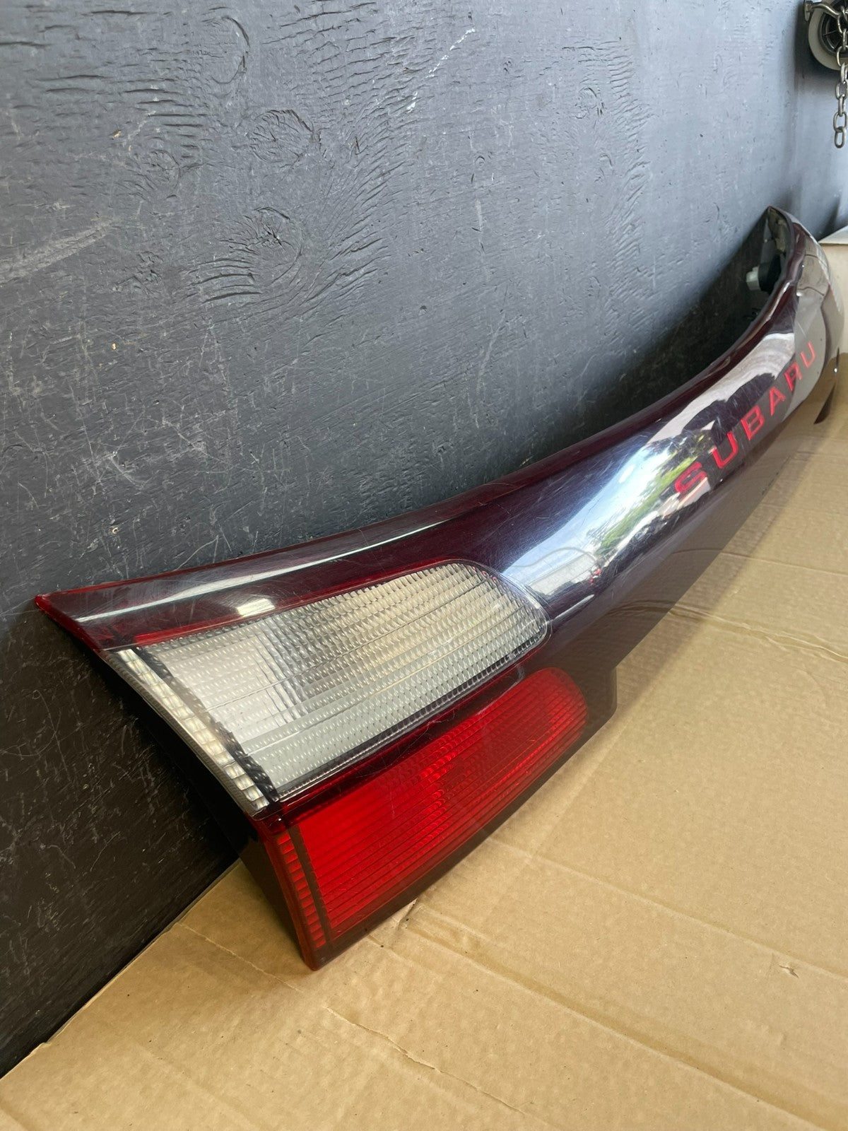2002 - 2004 Subaru Outback Trunk Hatch Lid Tail Light Panel Center AC9688 DG2