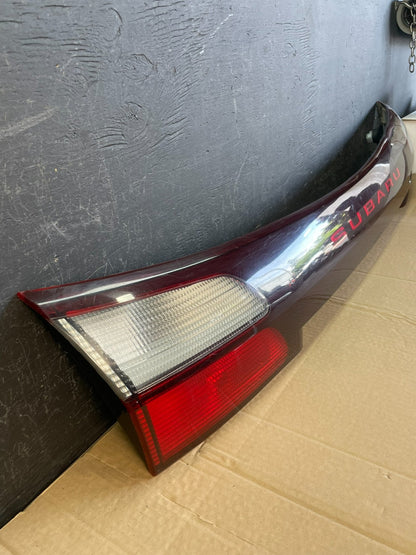 2002 - 2004 Subaru Outback Trunk Hatch Lid Tail Light Panel Center AC9688 DG2