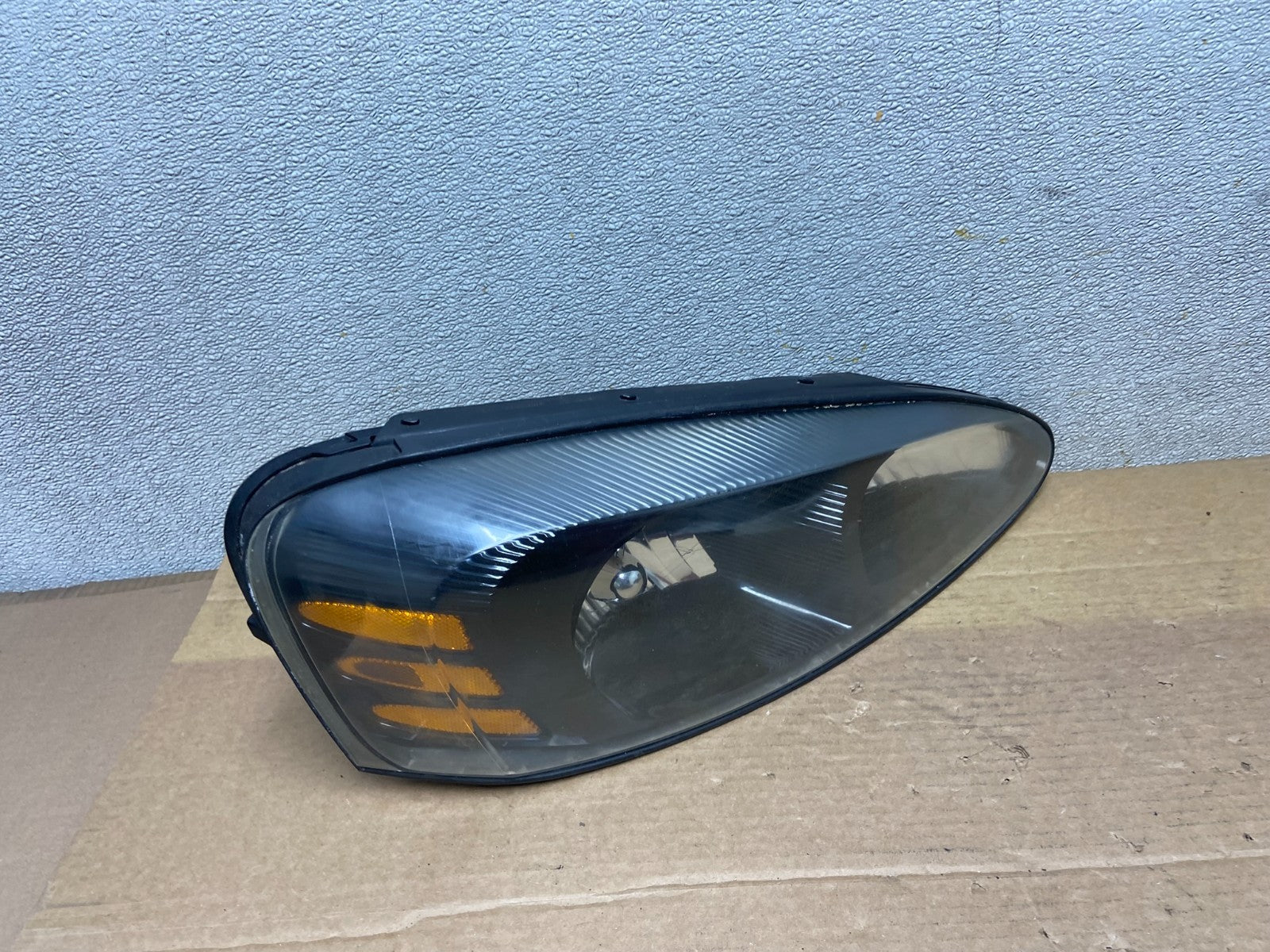 2004 to 2008 Pontiac Grand Prix Right Passenger Black Headlight AB5124 DW2