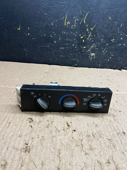 2001 - 2007 GMC Chevrolet Express 1500 Climate Control A/C Y7919 DG0