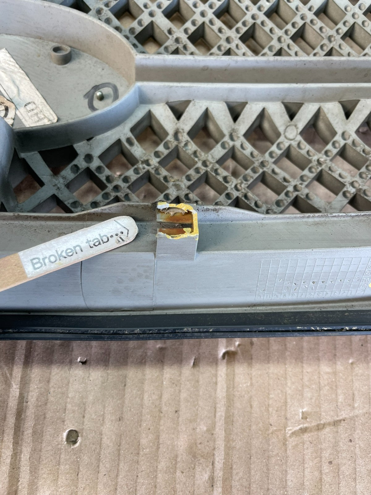 2004 to 2005 Kia Sedona Front Upper Grill Grille OEM AC2054 DG4