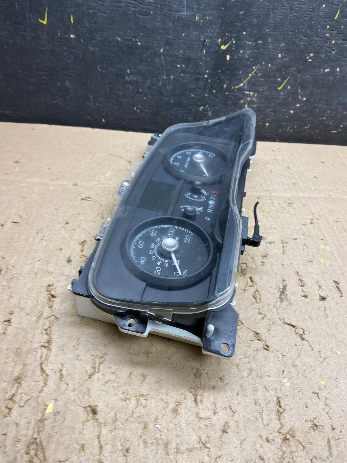 2009 to 2010 Lincoln Town Car Speedometer Cluster Gauge U5658 DG2