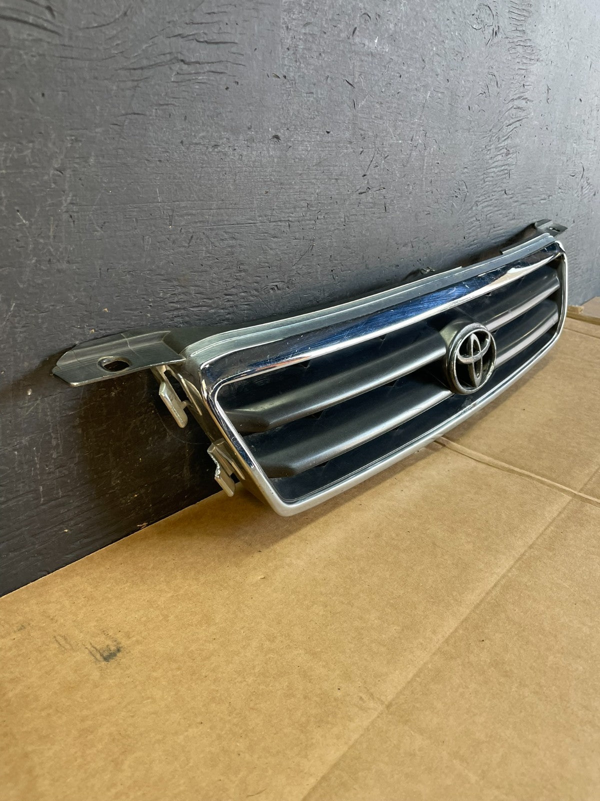 2000 to 2001 Toyota Camry Grille Chrome Shell w/ Black Insert AE08122