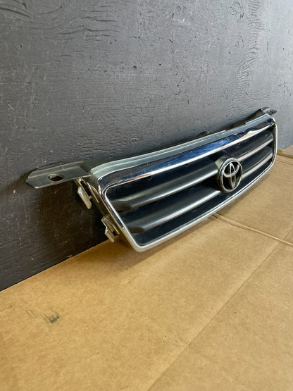 2000 to 2001 Toyota Camry Grille Chrome Shell w/ Black Insert AE08122