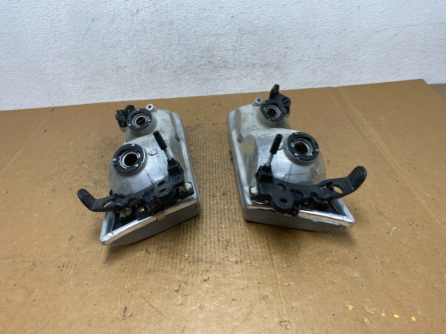 2000 to 2001 Toyota Camry Front Left+Right Side Headlights AE2845 DW10