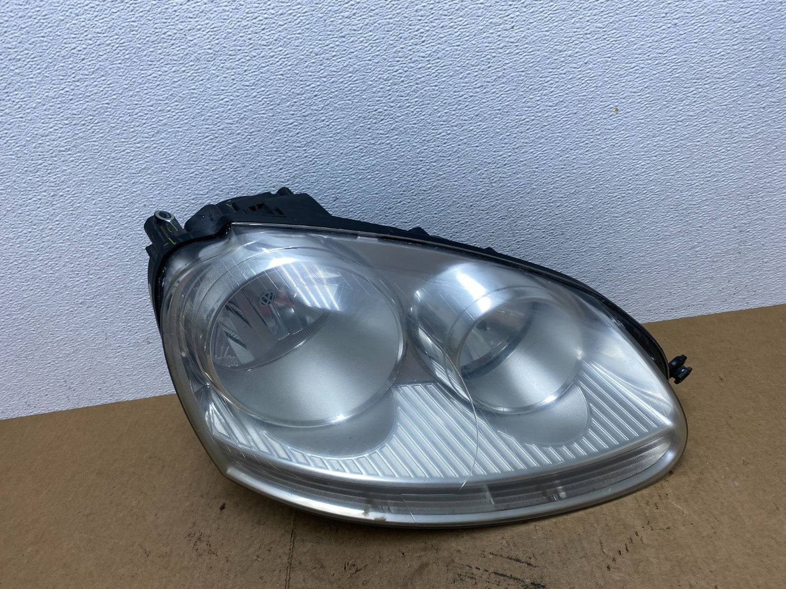 2005 - 2010 Volkswagen Jetta Right Passenger RH Side Headlight Halogen AC3535 DW0