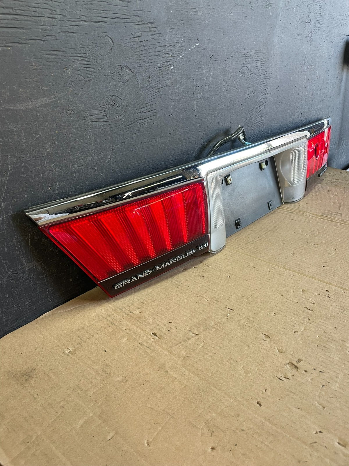 1998 to 2002 Mercury Grand Marquis Trunk Lid Center Tail Light ad8580 DG2