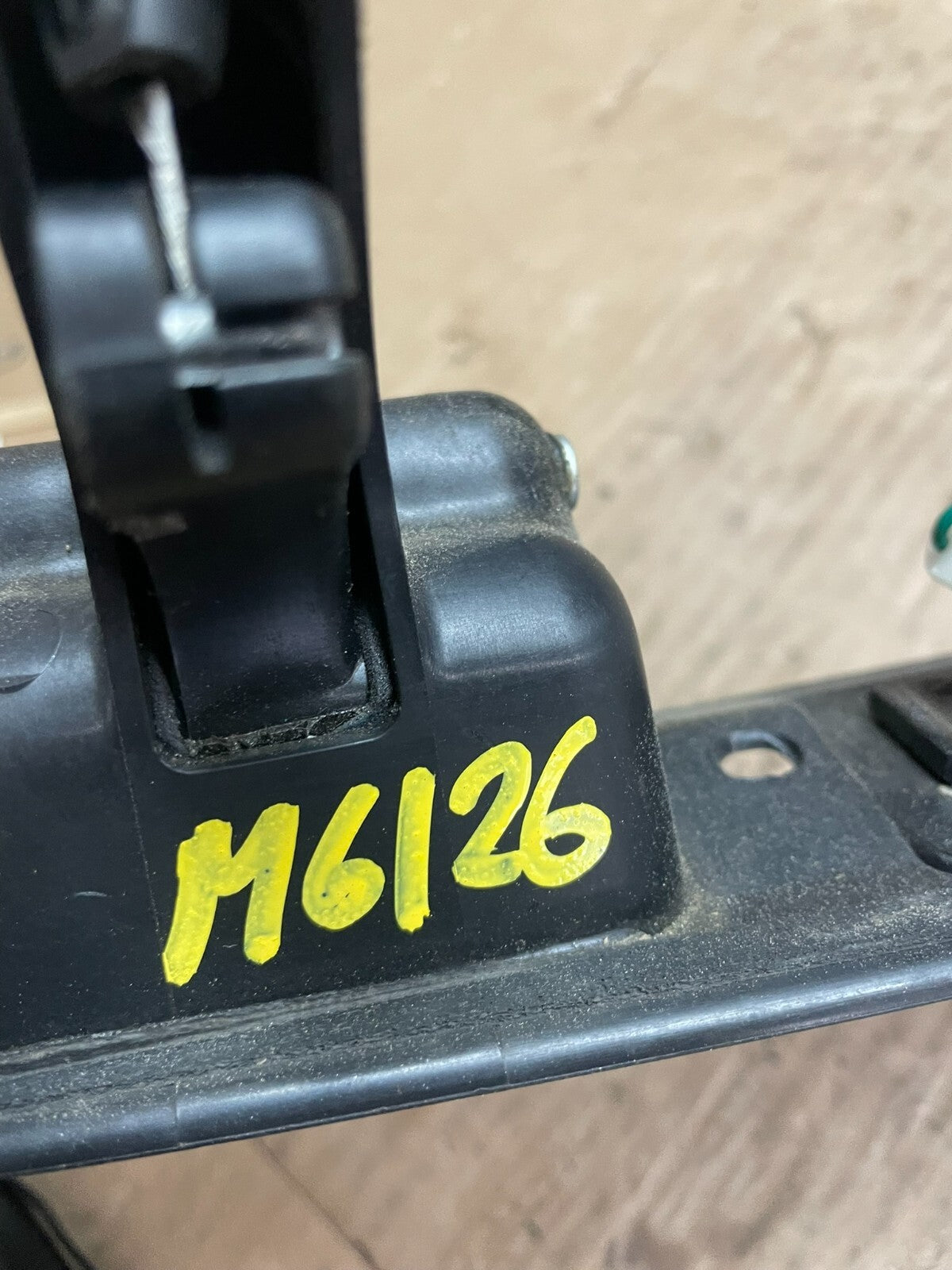 2009 to 2010 Journey Rear Trunk License Plate Light Molding Trim Handle M61268