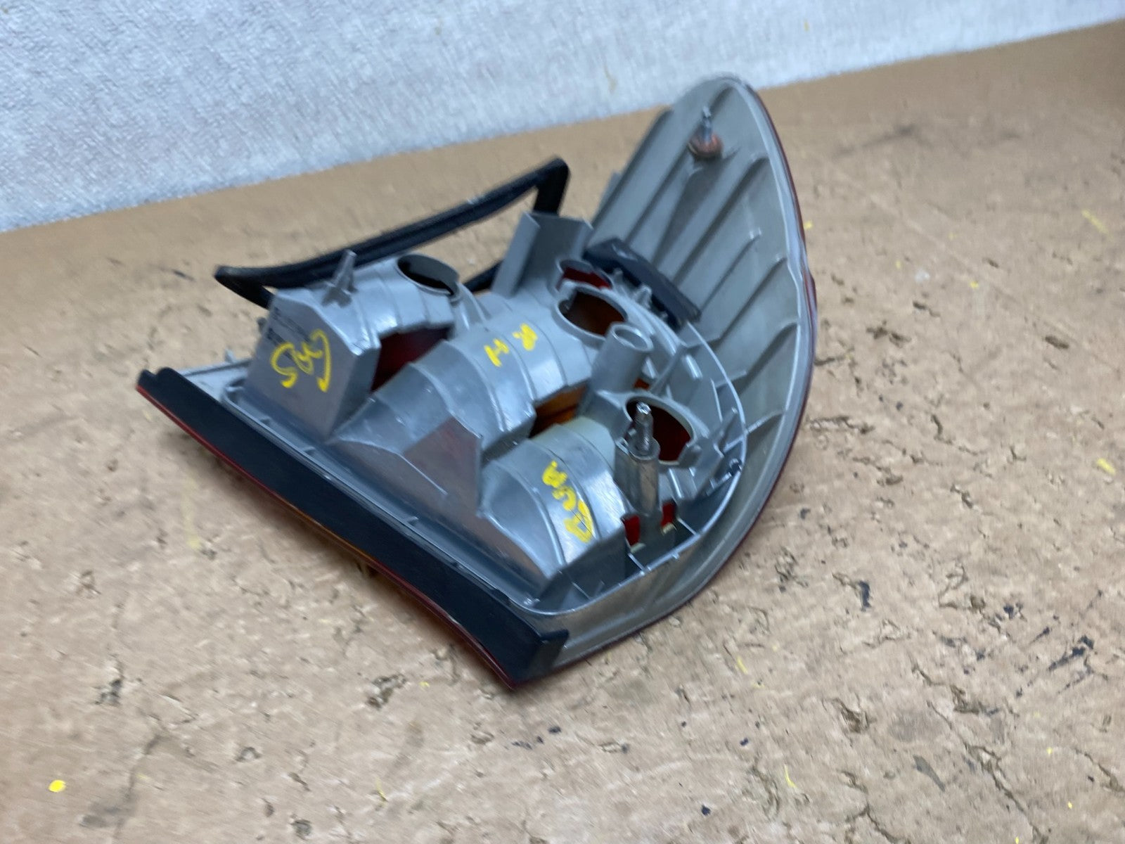 2002 - 2005 BMW 3 E46 Series Right Passenger Tail Light Oem V8357 DW3