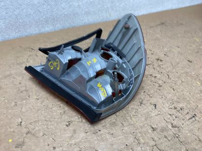 2002 - 2005 BMW 3 E46 Series Right Passenger Tail Light Oem V8357 DW3