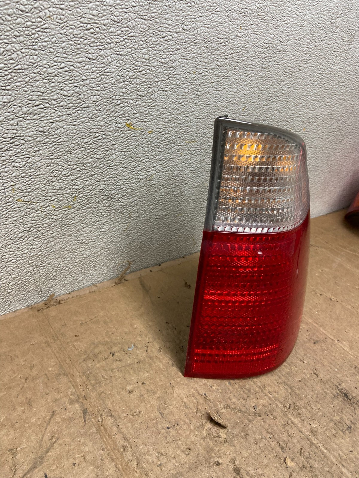 2000-2003 BMW E53 X5 Right Passenger Rh Side Tail Light Oem AA43602