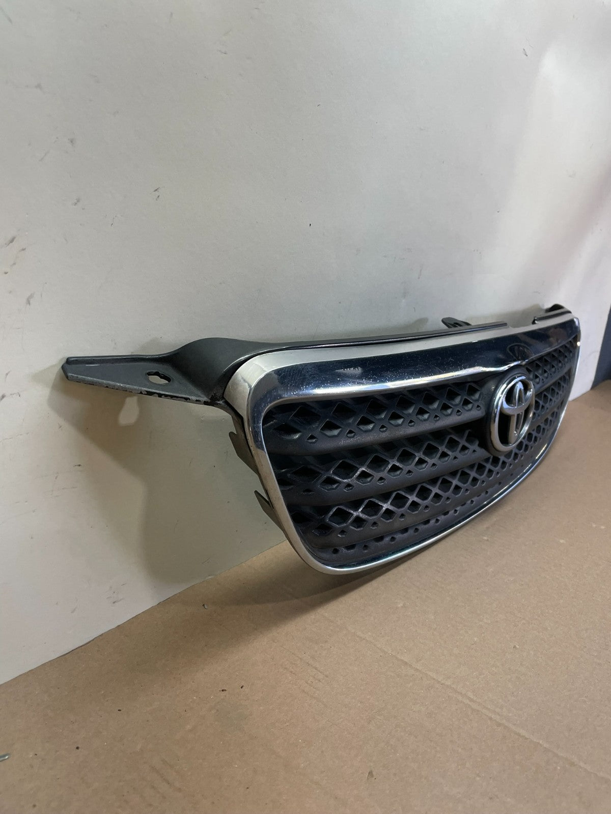 2003 to 2008 Toyota Corolla Front Upper Grill Grille ai8647 DG2