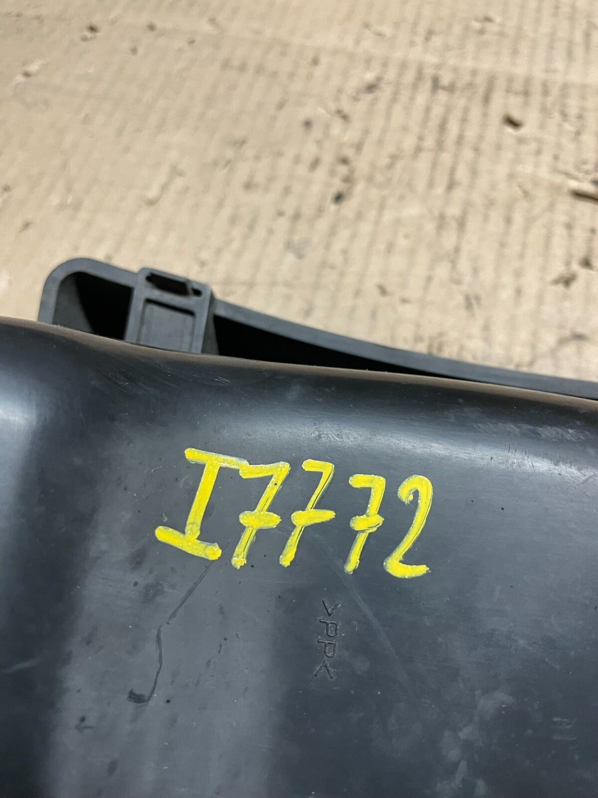 2006 to 2007 Infiniti m35 air intake manifold box inlet housing OEM I77725