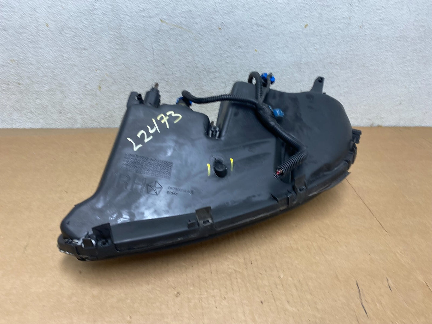1999 to 2004 Chrysler LHS Right Passenger RH Side Halogen Headlight L2473 DW10