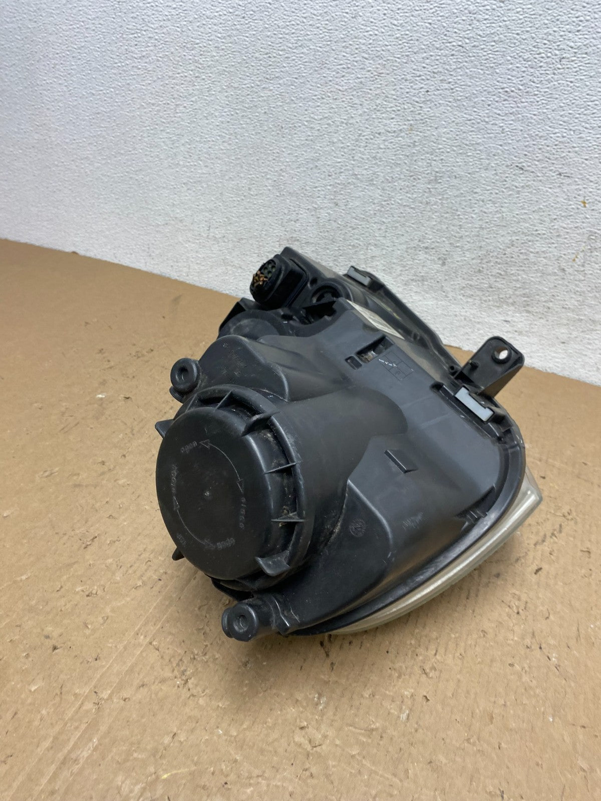2005 to 2010 Volkswagen Jetta Left Driver LH Side Headlight Halogen AD8810 DW7